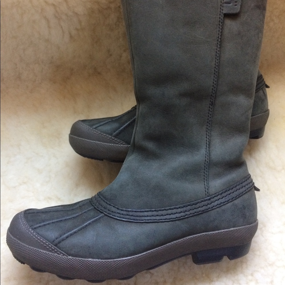 Gorgeous UGG Belfair Shearling WATERPROOF Boot ❤️